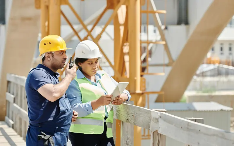 Baret ve reflektif yelekli şantiye çalışanı