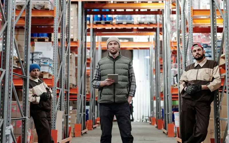Depoda forklift ile palet taşıyan operatör