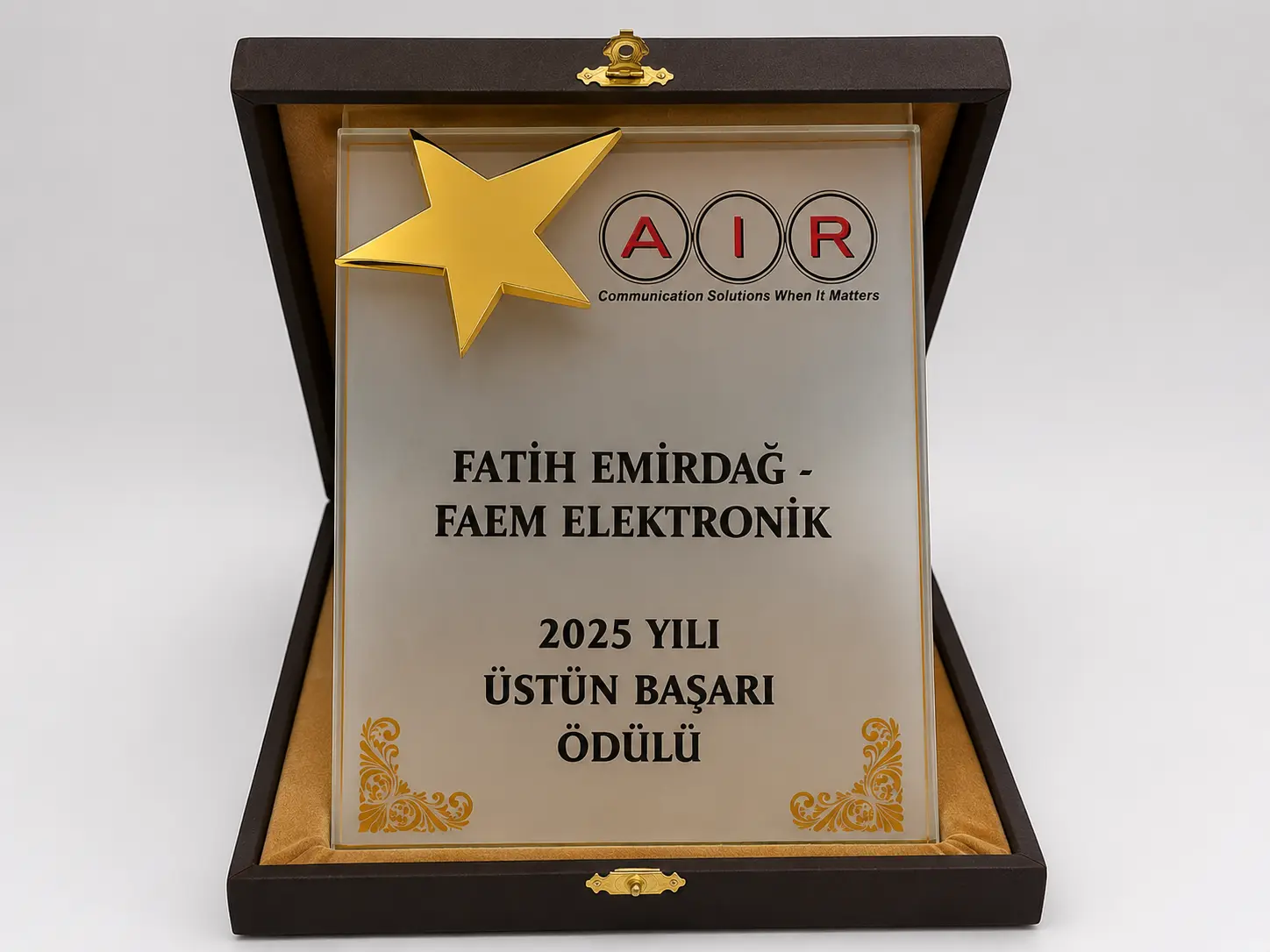 AIR Communication Solutions tarafından FAEM Elektronik adına verilen 2025 Yılı Üstün Başarı Ödülü